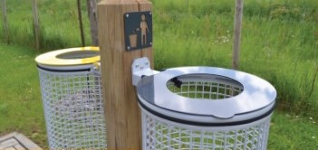 Corbeilles grillagées 60L sur poteau bois Medellin sur site